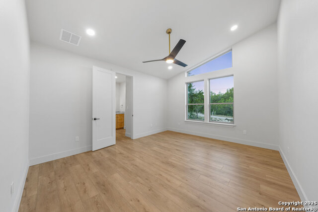 Listing photo id 4 for 712 Firefly Dr.