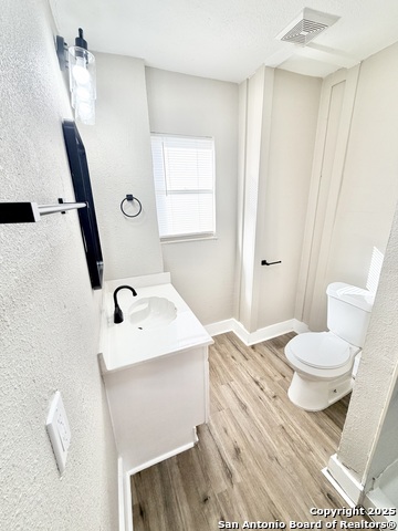 Listing photo id 13 for 1327 Bailey  