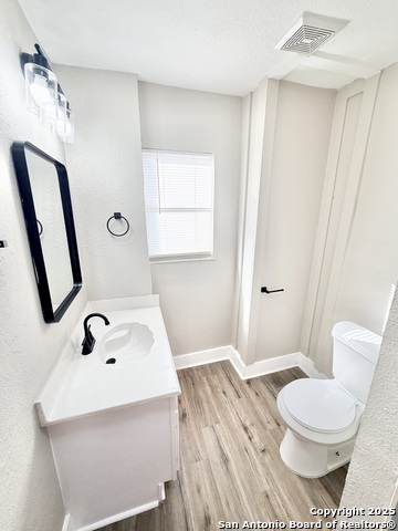 Listing photo id 16 for 1327 Bailey  