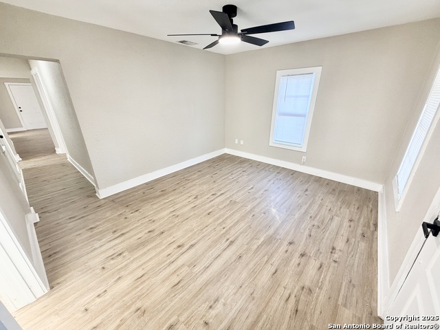 Listing photo id 3 for 1327 Bailey  