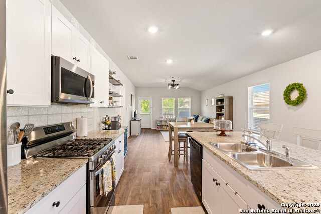 Listing photo id 7 for 13927 Borolanite Dr