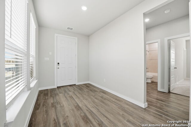 Listing photo id 6 for 6303 Mifflin