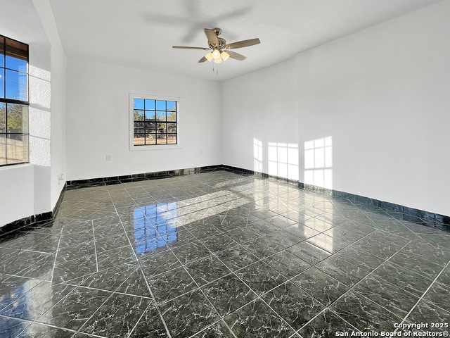 Listing photo id 8 for 624 Lake St W