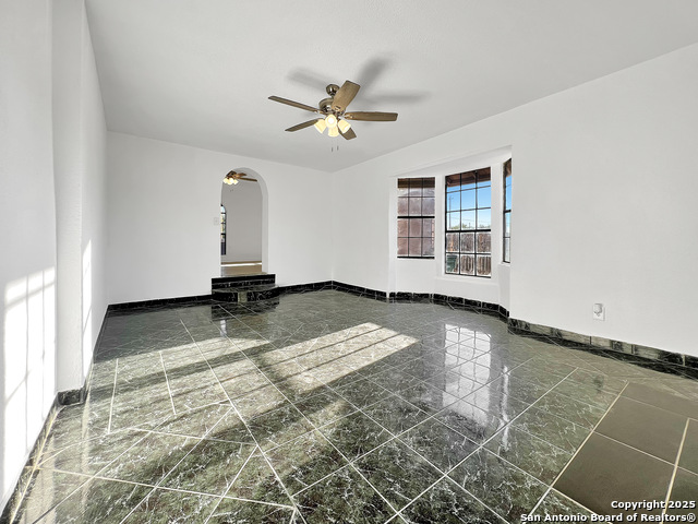 Listing photo id 9 for 624 Lake St W