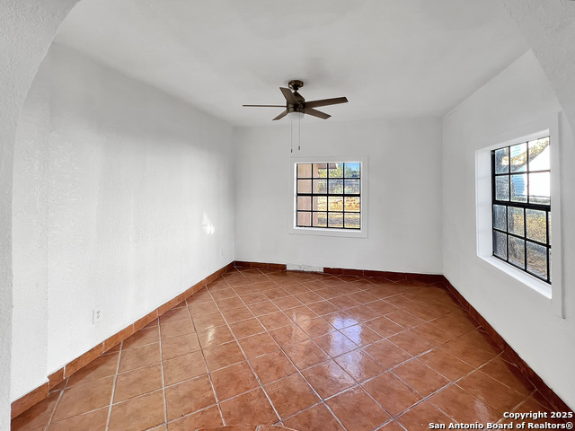 Listing photo id 14 for 624 Lake St W