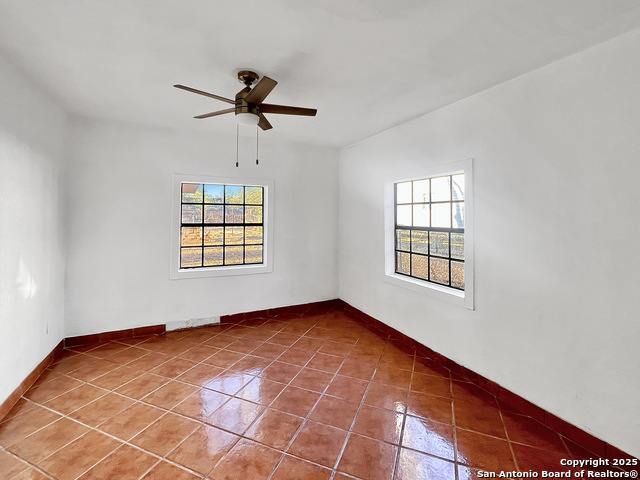 Listing photo id 15 for 624 Lake St W