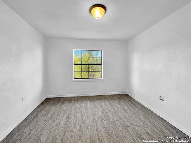 Listing photo id 21 for 624 Lake St W