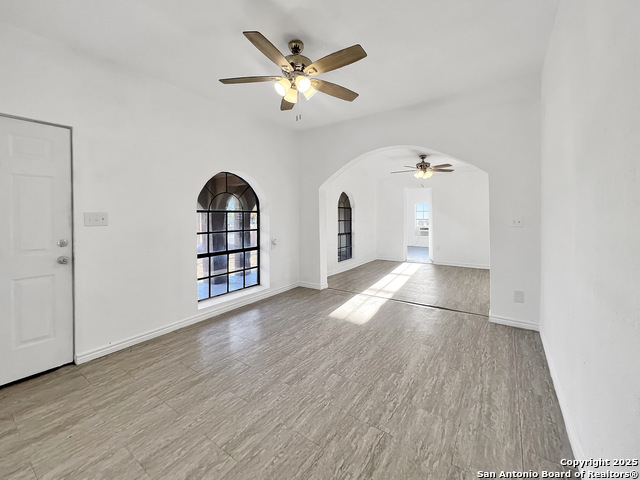 Listing photo id 2 for 624 Lake St W