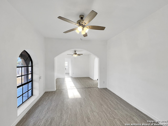 Listing photo id 3 for 624 Lake St W