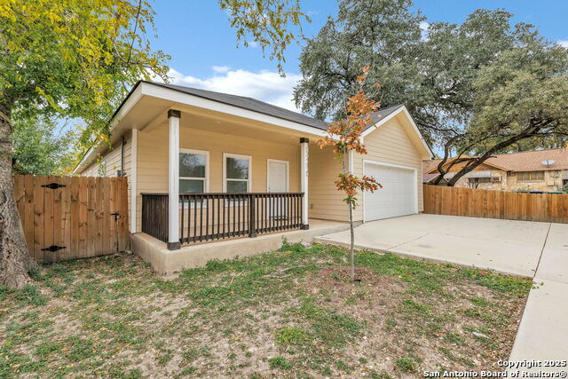 Listing photo id 13 for 3715 Commercial