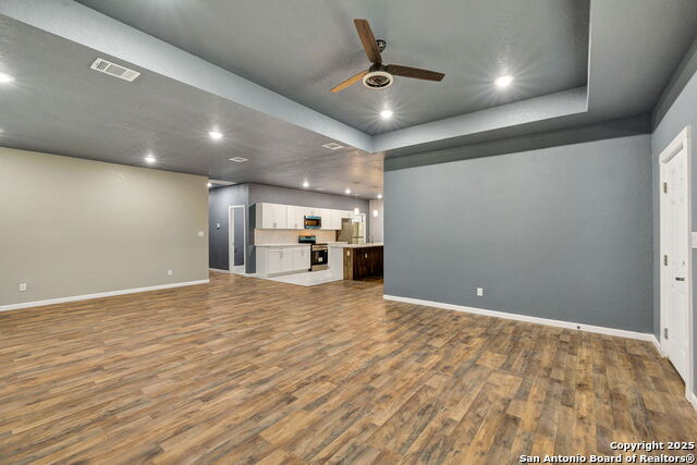 Listing photo id 15 for 3715 Commercial