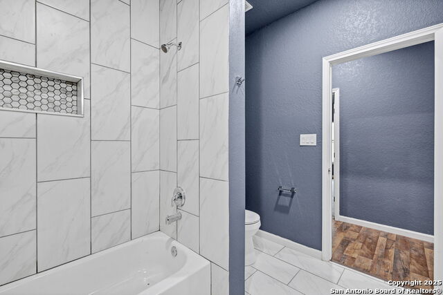 Listing photo id 16 for 3715 Commercial