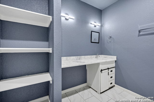 Listing photo id 17 for 3715 Commercial