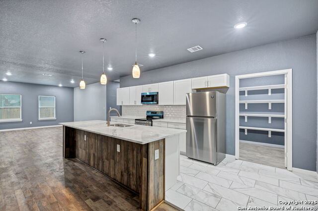 Listing photo id 0 for 3715 Commercial