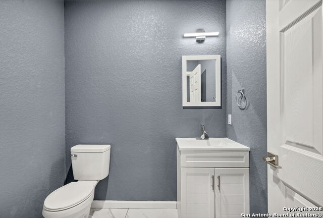 Listing photo id 18 for 3715 Commercial