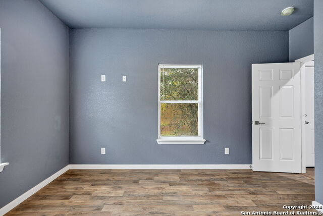 Listing photo id 24 for 3715 Commercial