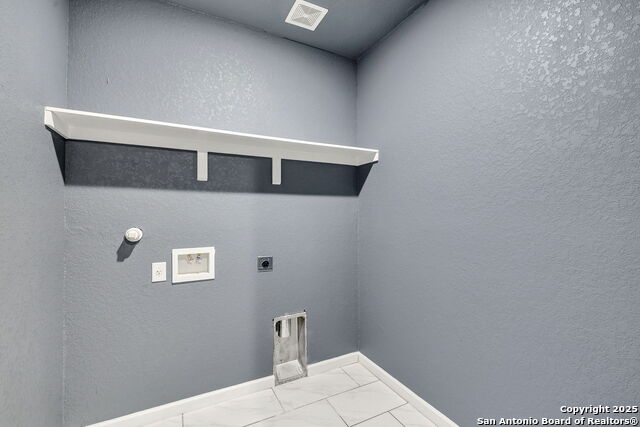 Listing photo id 2 for 3715 Commercial