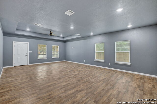 Listing photo id 4 for 3715 Commercial