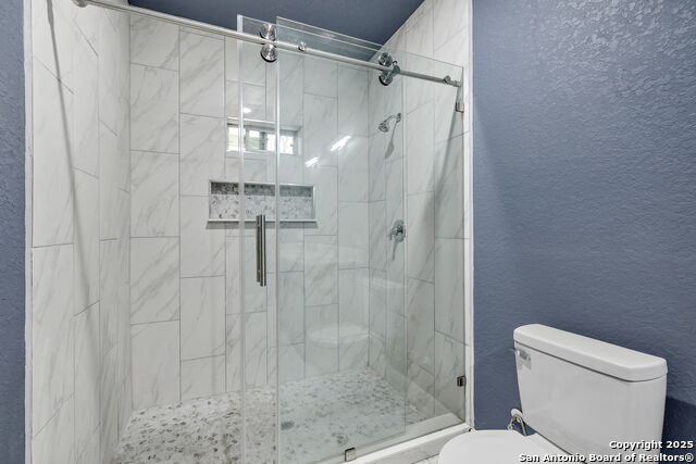 Listing photo id 7 for 3715 Commercial