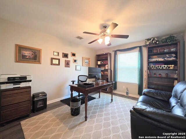 Listing photo id 25 for 6306 Aster Run