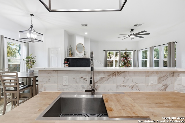 Image 16 of 41 For 6438 Amber Oak