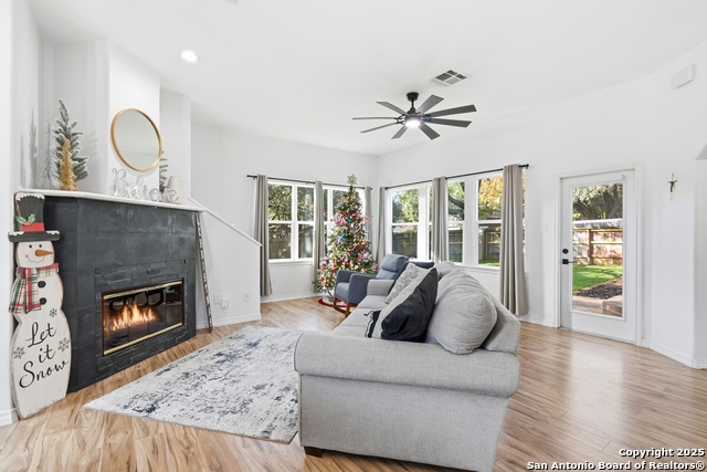 Image 20 of 41 For 6438 Amber Oak