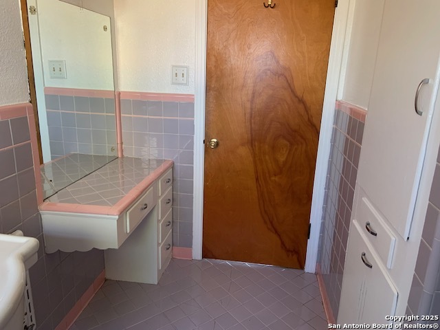 Listing photo id 11 for 287 Thorain  