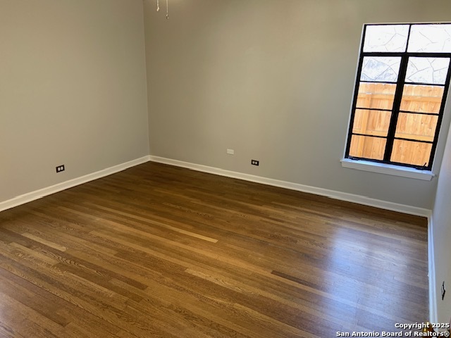 Listing photo id 5 for 287 Thorain  