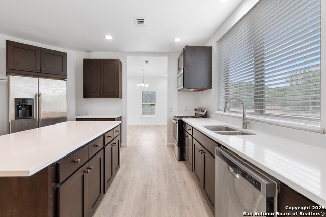 Listing photo id 10 for 323 Lakeside