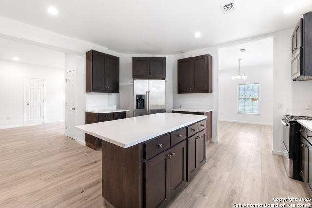 Listing photo id 11 for 323 Lakeside