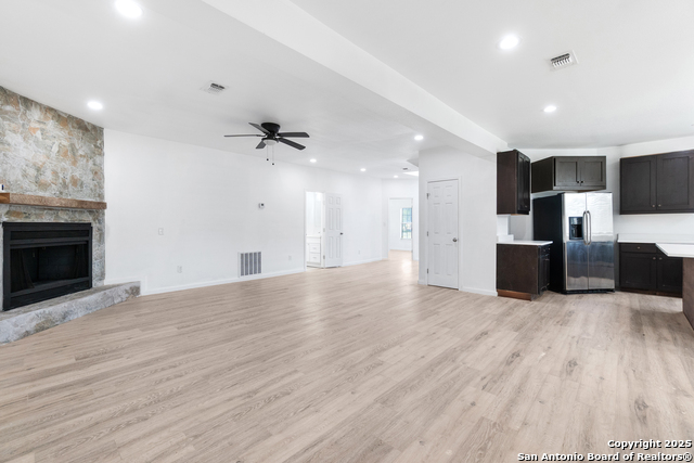 Listing photo id 12 for 323 Lakeside