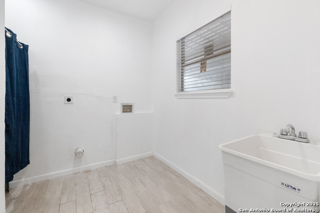 Listing photo id 13 for 323 Lakeside