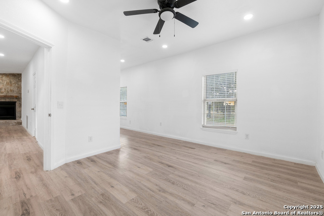 Listing photo id 16 for 323 Lakeside