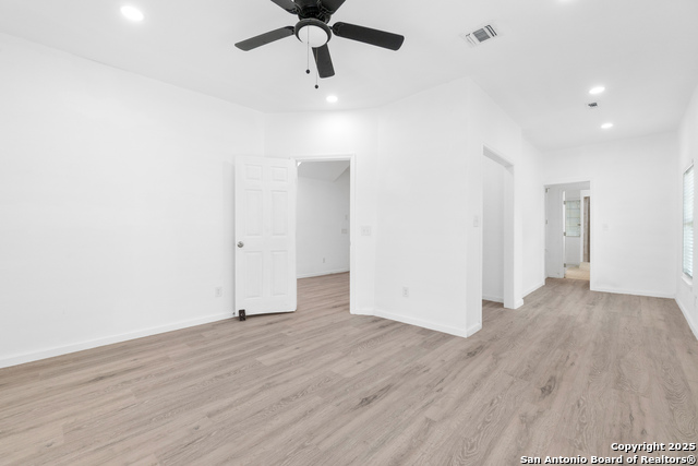 Listing photo id 17 for 323 Lakeside