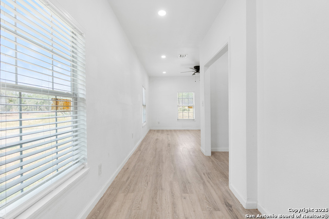 Listing photo id 18 for 323 Lakeside