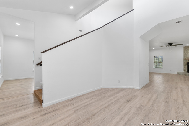 Listing photo id 1 for 323 Lakeside