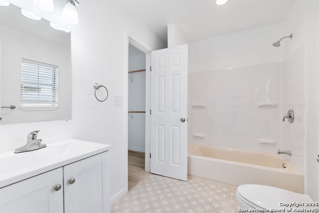 Listing photo id 31 for 323 Lakeside