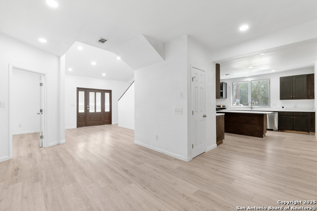 Listing photo id 2 for 323 Lakeside