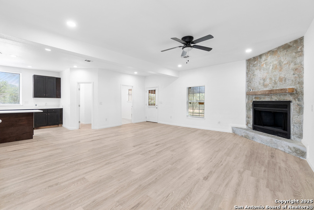 Listing photo id 3 for 323 Lakeside