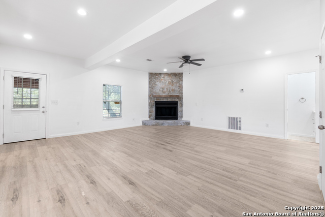 Listing photo id 4 for 323 Lakeside