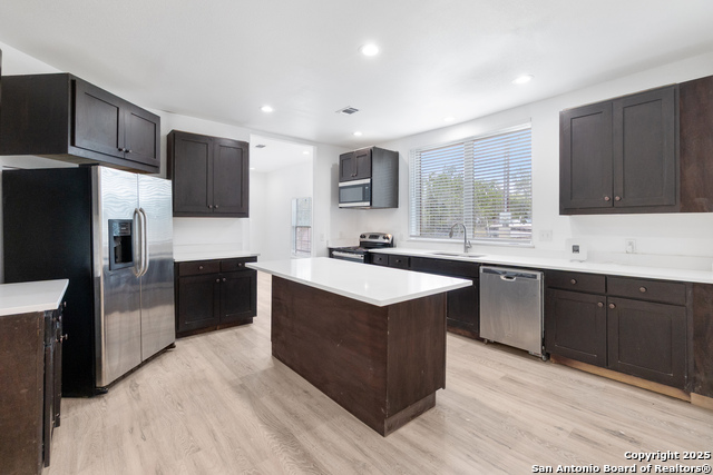 Listing photo id 7 for 323 Lakeside