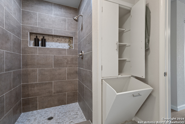 Listing photo id 16 for 3115 Bluefield