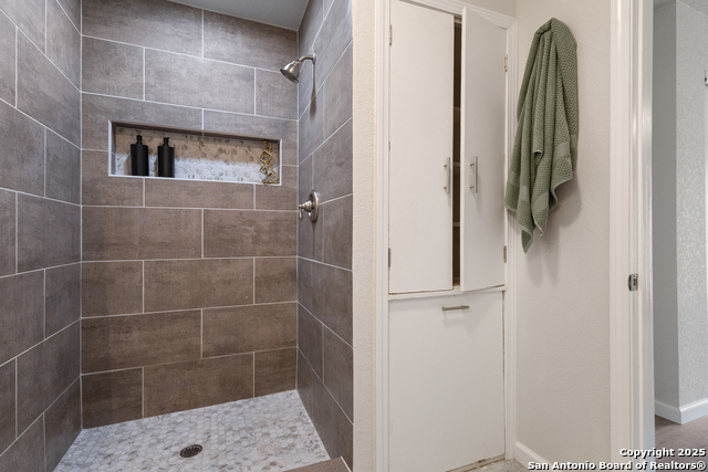 Listing photo id 17 for 3115 Bluefield