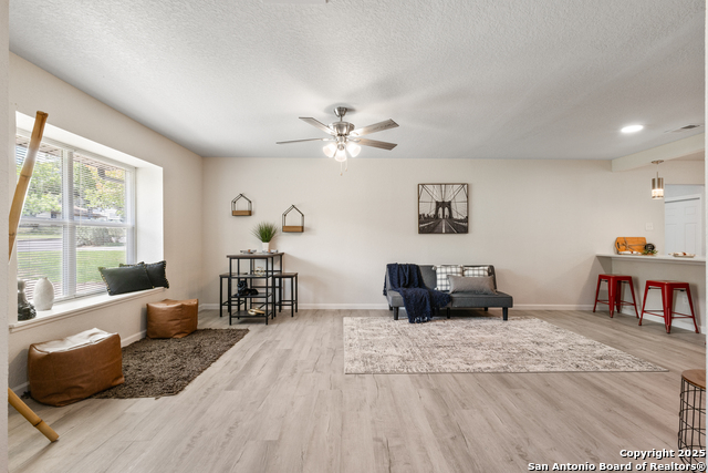 Listing photo id 3 for 3115 Bluefield