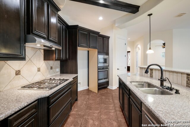 Listing photo id 7 for 11322 Begonia Rock