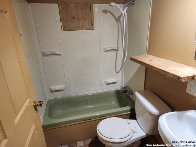 Listing photo id 9 for 520 Royal Oak