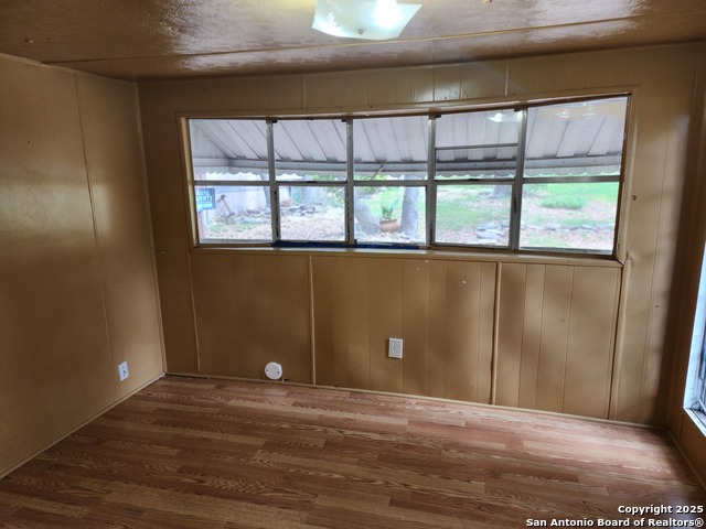 Listing photo id 10 for 520 Royal Oak