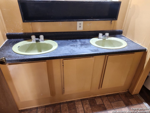 Listing photo id 5 for 520 Royal Oak