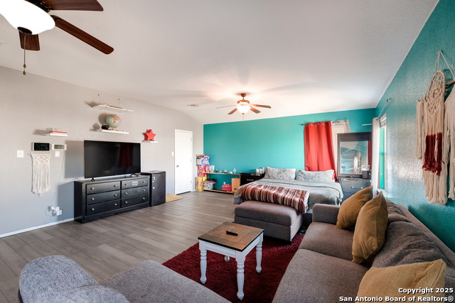 Listing photo id 10 for 6927 Macaway