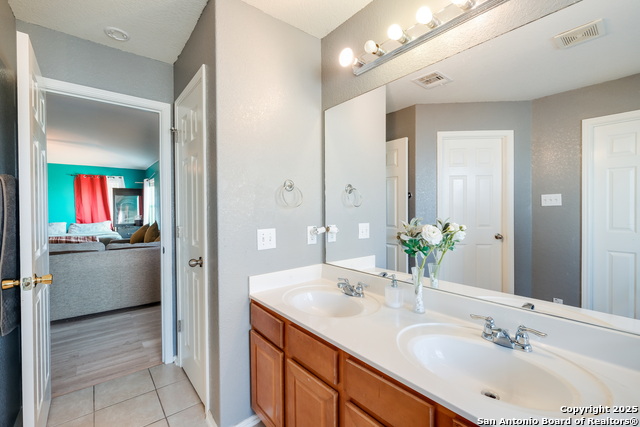 Listing photo id 13 for 6927 Macaway